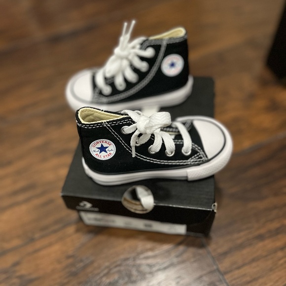 Infant Converse sneakers - BRAND NEW - never worn!!! - Picture 5 of 6